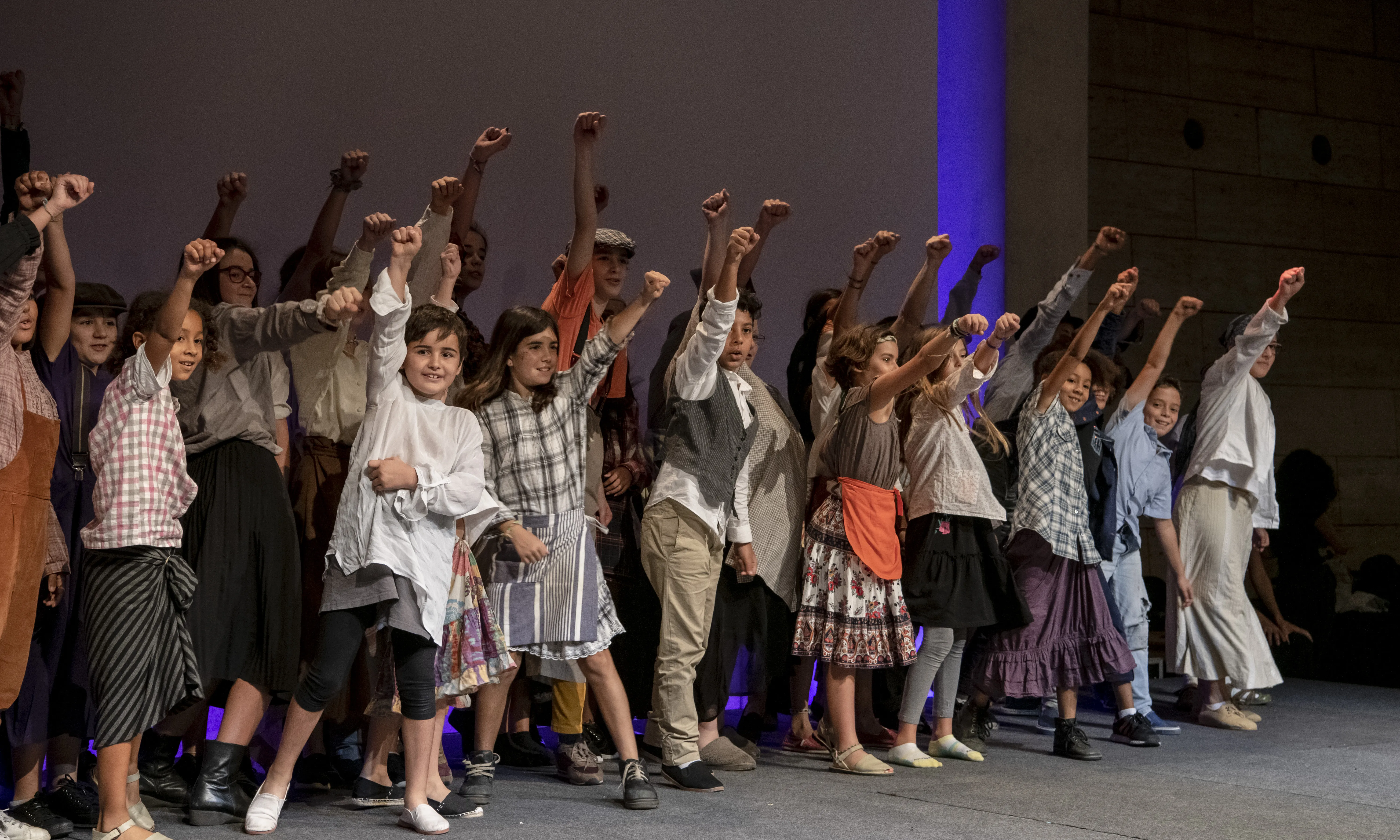 Un grup d'alumnes de Xamfrà durant l'obra de teatre 'Indòmites'. Font: Xamfrà – Centre de Música i Escena.