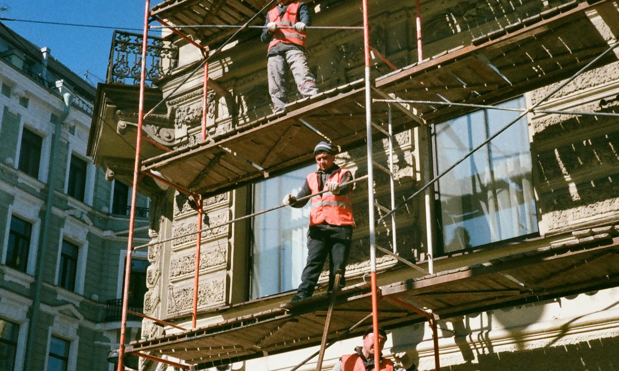 Treballadors de la construcció muntant una bastida. Font: Pexels - Darya Sannikova