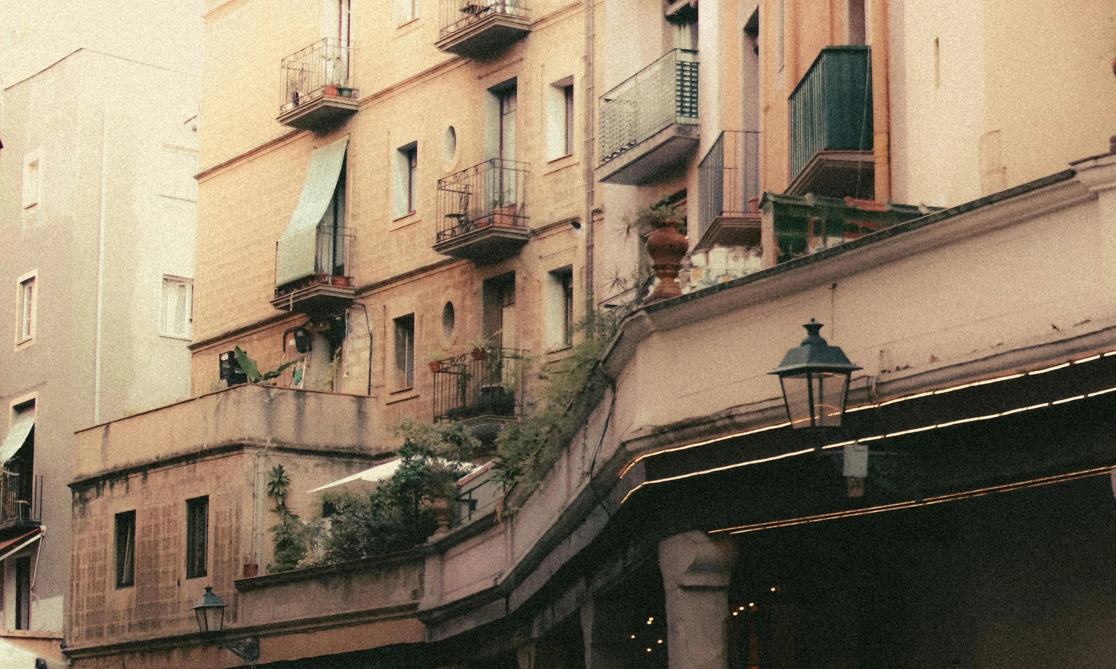 Edifici amb porxo. Font: Pexels -El gringo photo