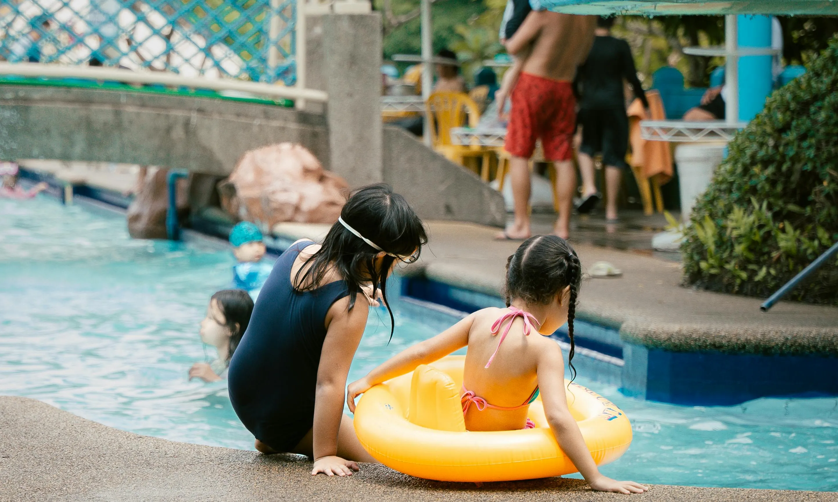Infants entrant en una piscina. Font: Pexels - Kenneth Surillo