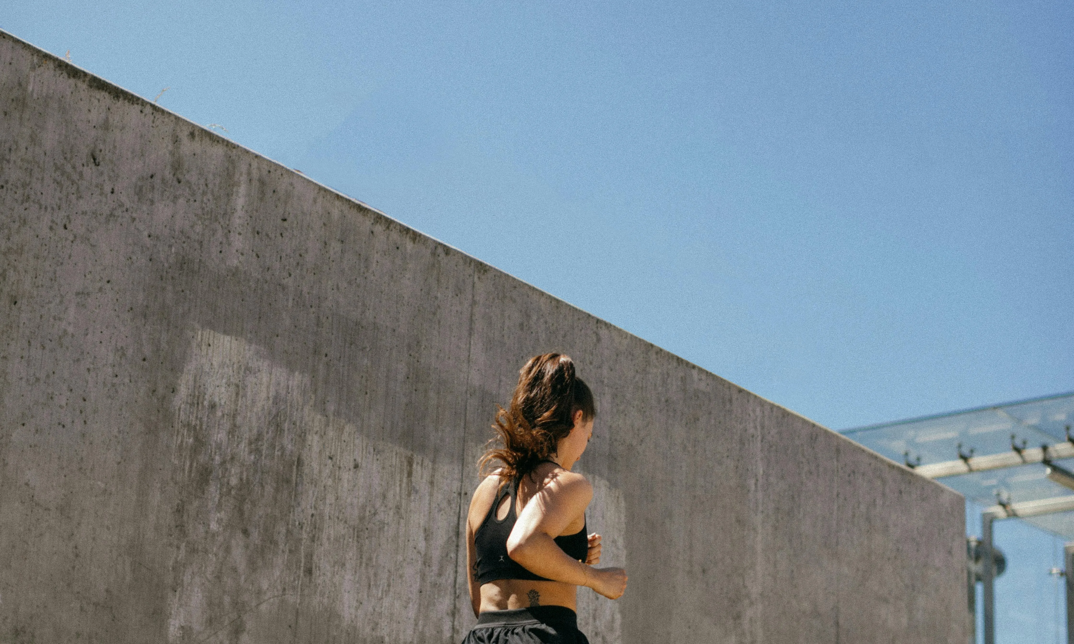 Noia corrent per la ciutat. Font: Pexels - KoolShooters