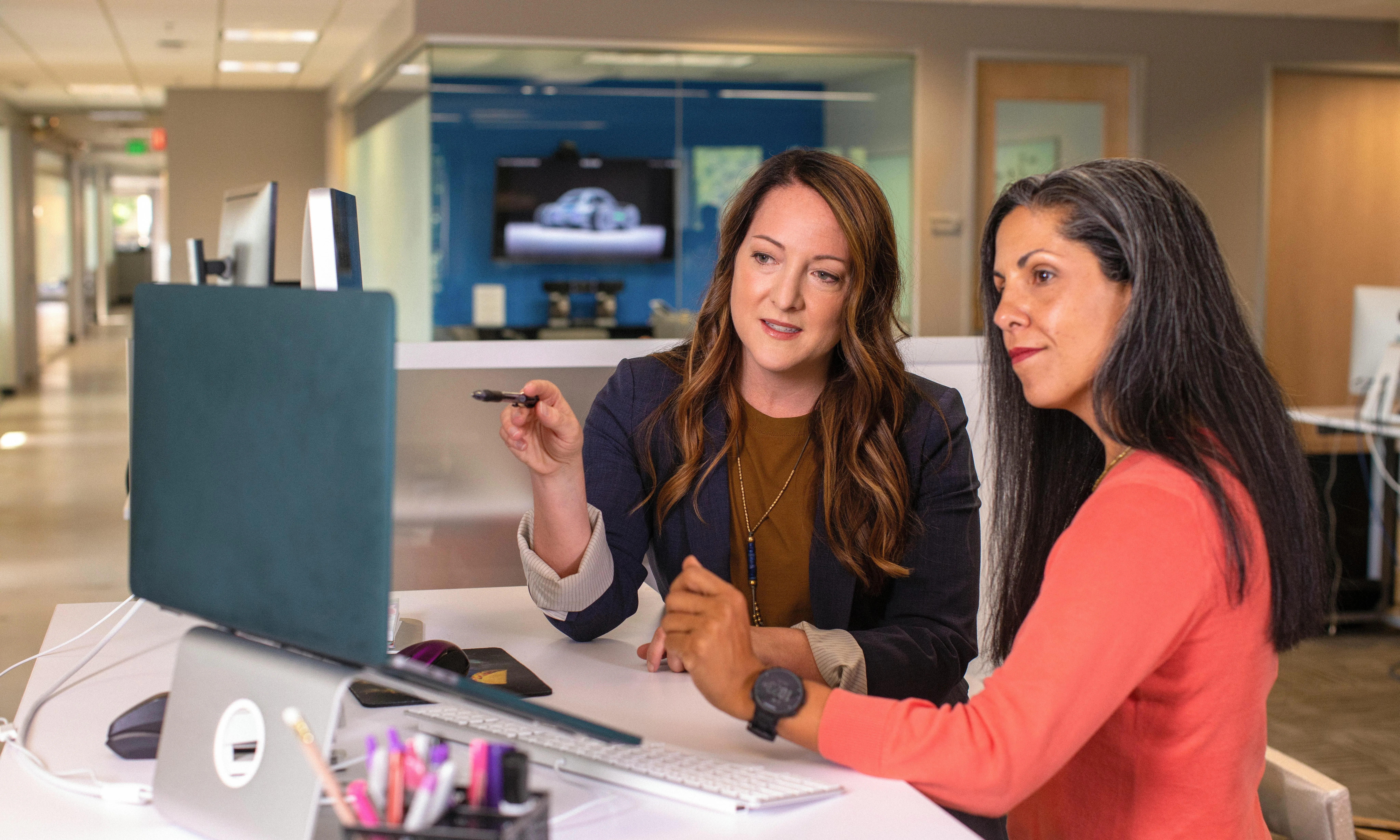 Noies mirant un ordinador. Font: Pexels - LinkedIn Sales Navigator