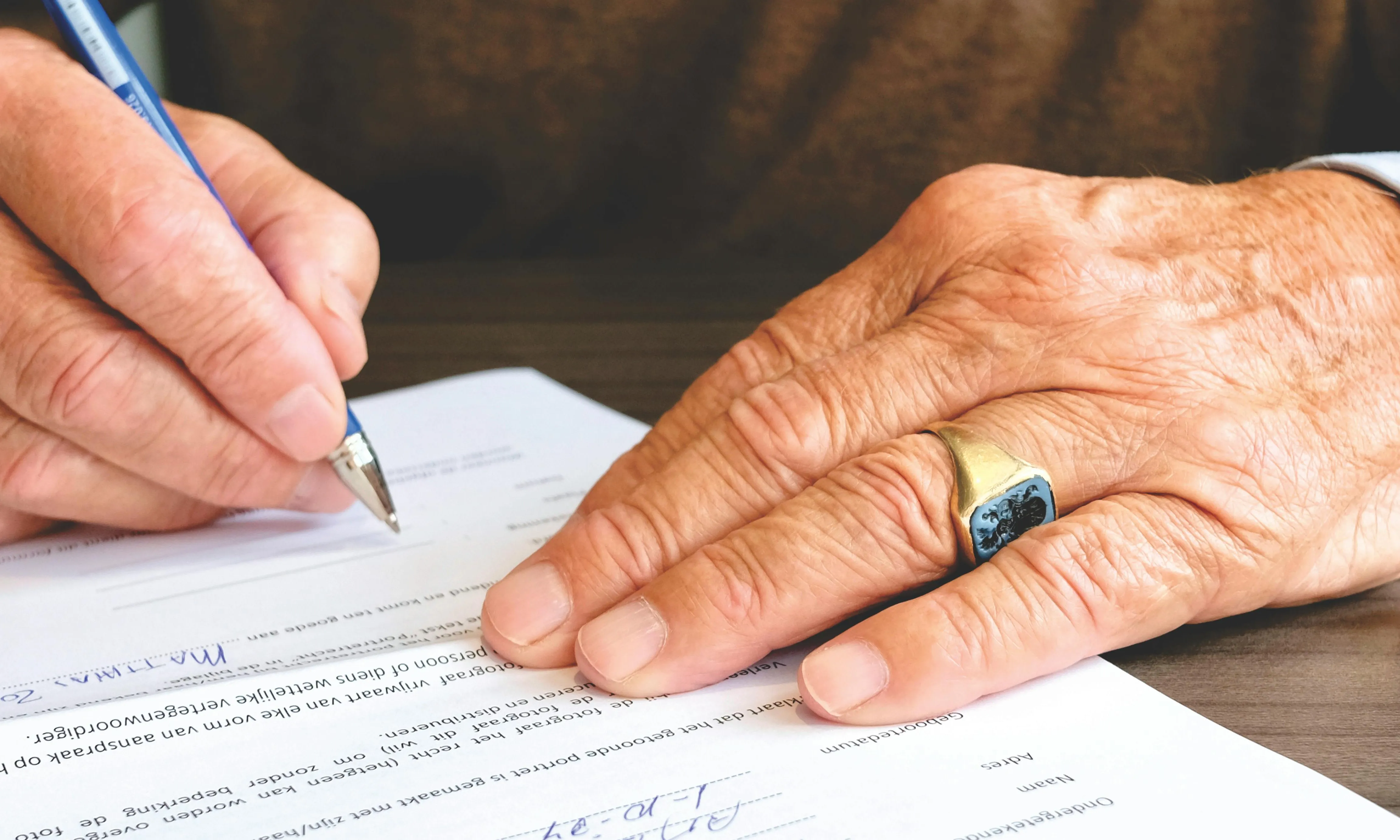 Mà signat un document. Font: Pexels - Matthias Zomer Mà signat un document. Font: Pexels - Matthias Zomer