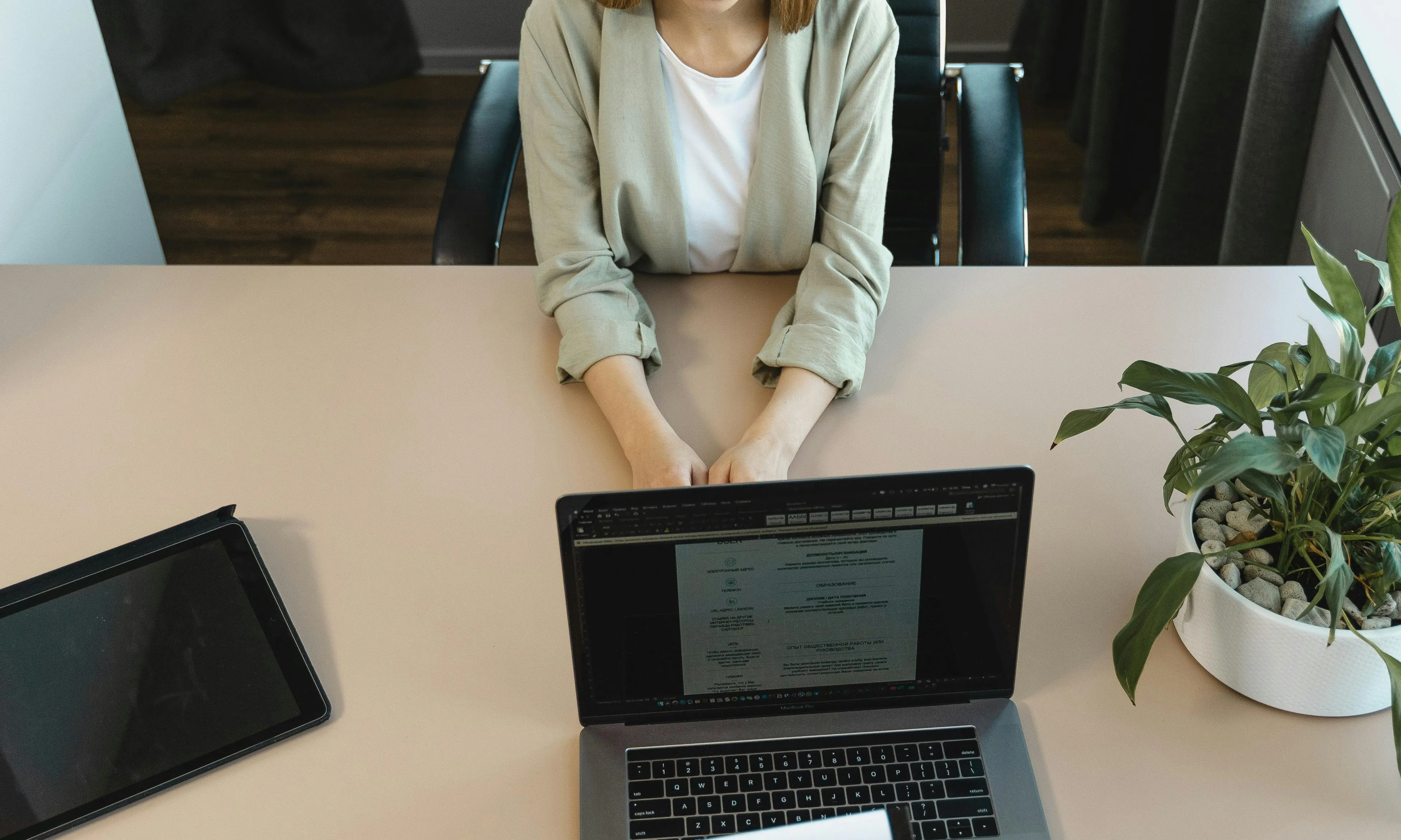 Noia en una entrevista de treball. Font: Pexels - Tima Miroshnichenko