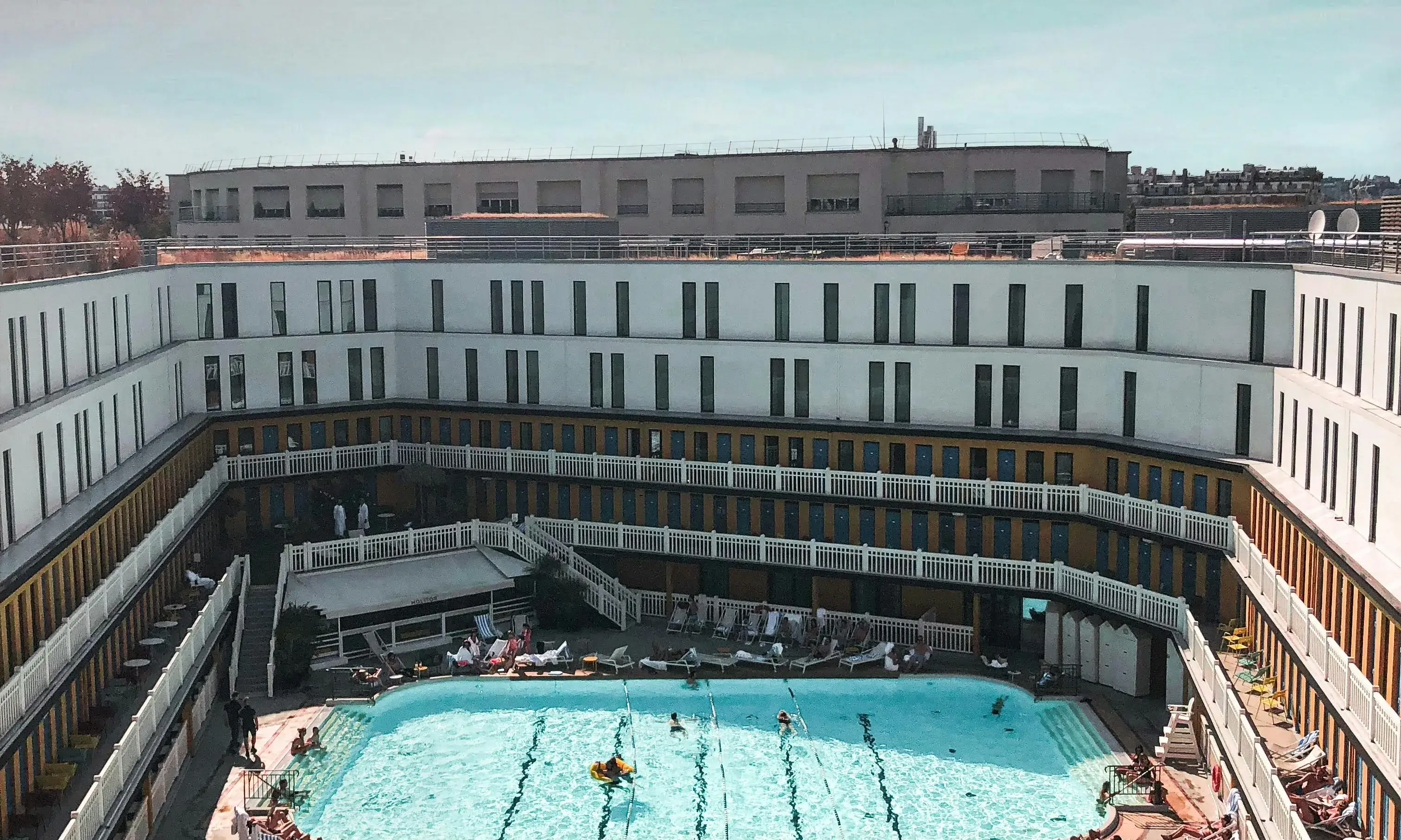 Hotel i piscina. Font: Pexels - Vincent Rivaud