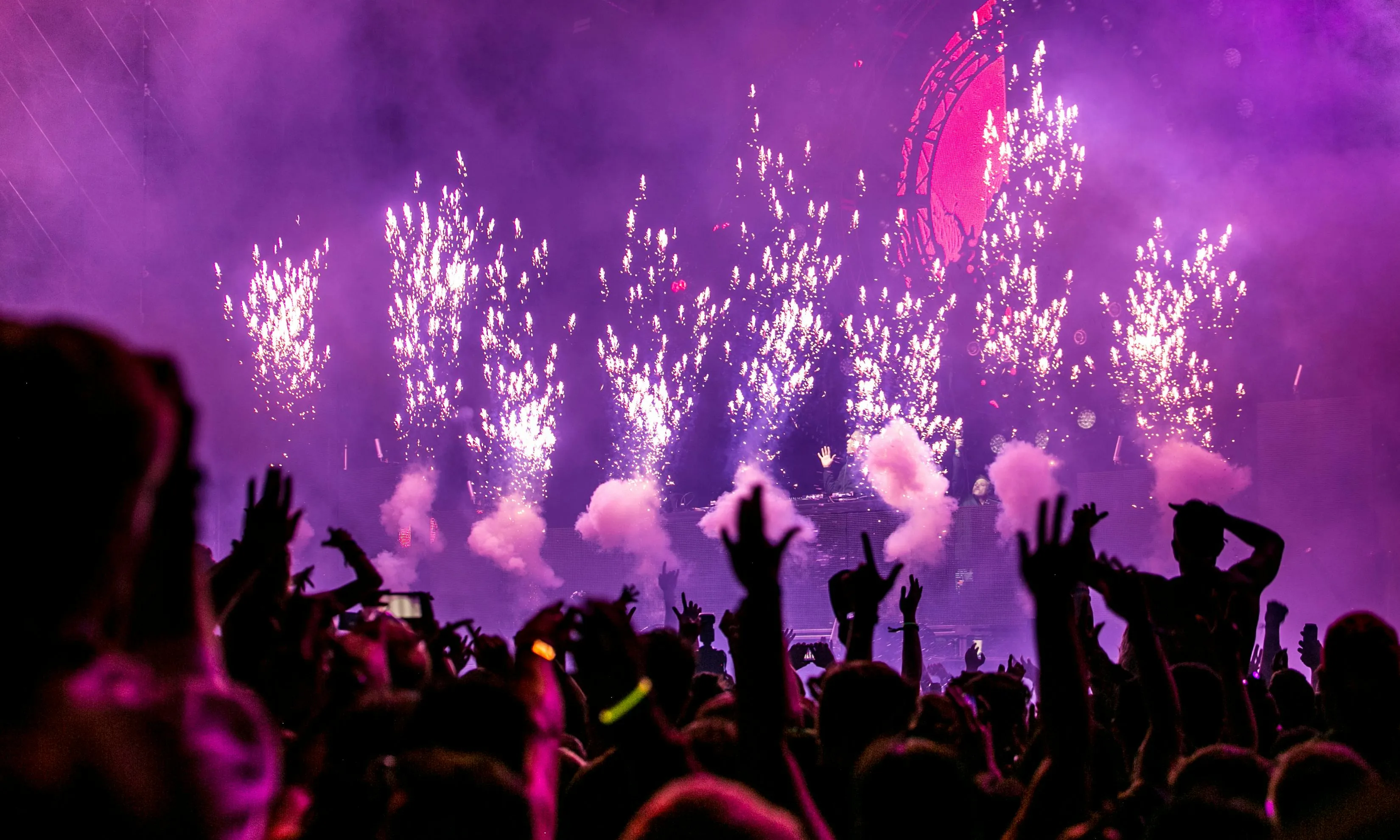 Focs artificials en un escenari. Font: Pexels - Wendy Wei Focs artificials en un escenari. Font: Pexels - Wendy Wei