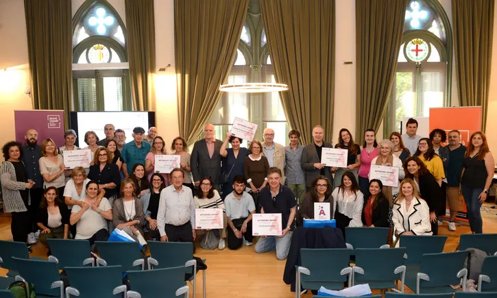 Foto de família de totes les entitats premiades amb els 'Actius de l'Acord' 2024. Font: Xarxa per una Ciutadania Activa i Compromesa.