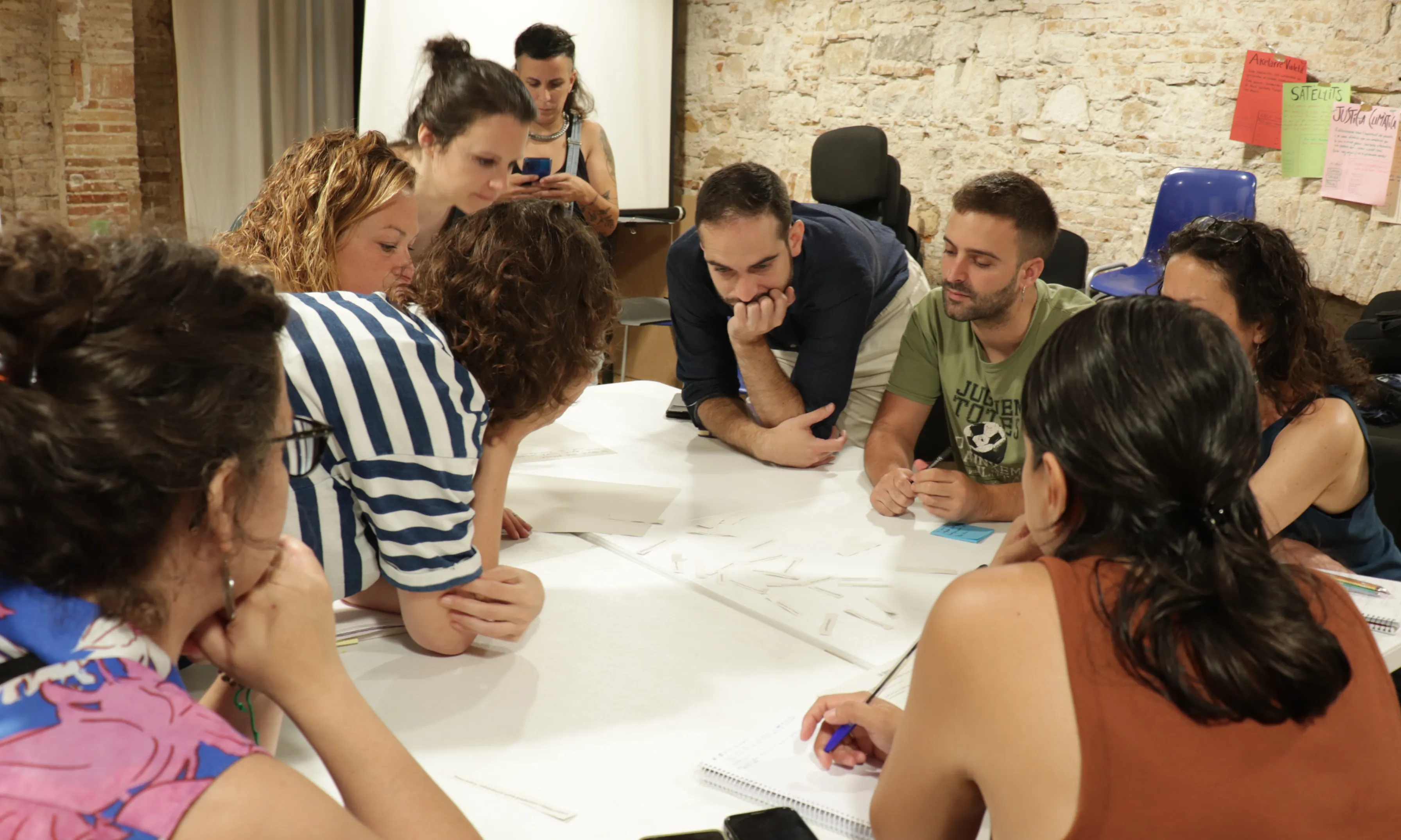 Les participants en la sessió de la Xarxa Local d'Economia Social de Ciutat Vella fent una de les dinàmiques. Font: Colectic.