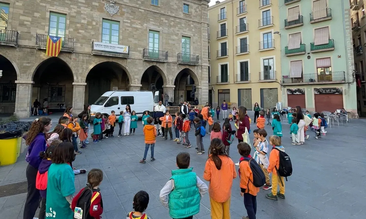 Rotllana d'infant a una plaça