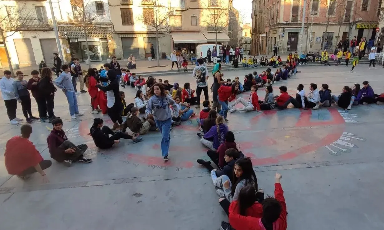 Infants i joves participen d'activitats al carrer, un dissabte de cau o esplai