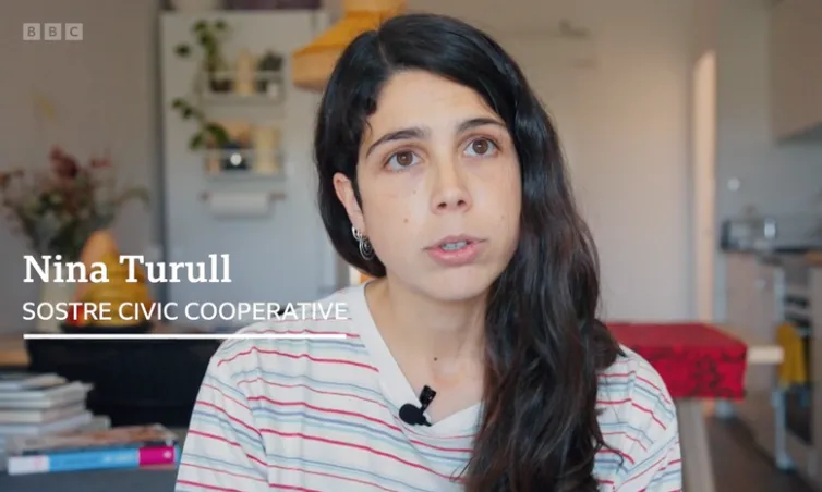 Nina Turull, tècnica d'execució de projectes i de sostenibilitat ambiental de la cooperativa Sostre Cívic, al documental 'Can Degrowth Save the World?' de la BBC. Font: Sostre Cívic.