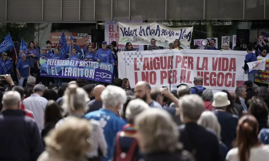 Mobilització en defensa de l'aigua a Girona impulsada per Aigua és Vida.