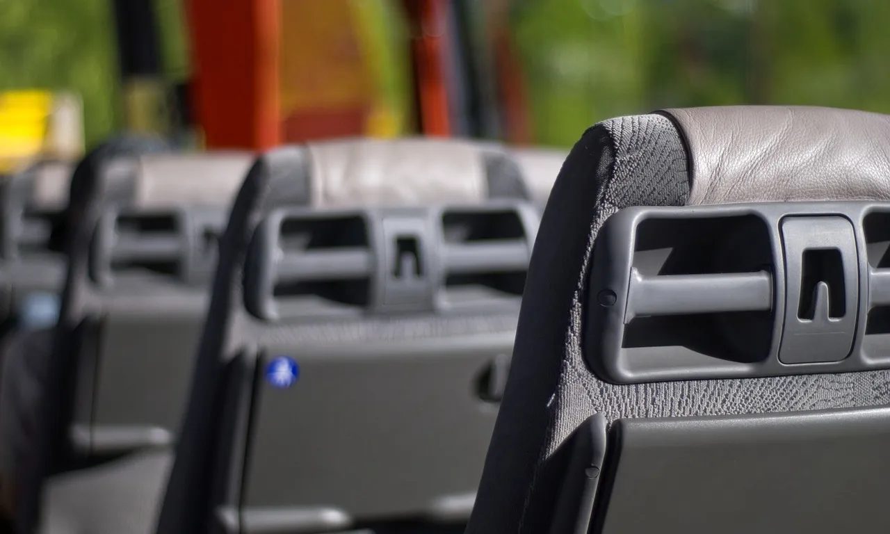 L'interior d'un autobus. 