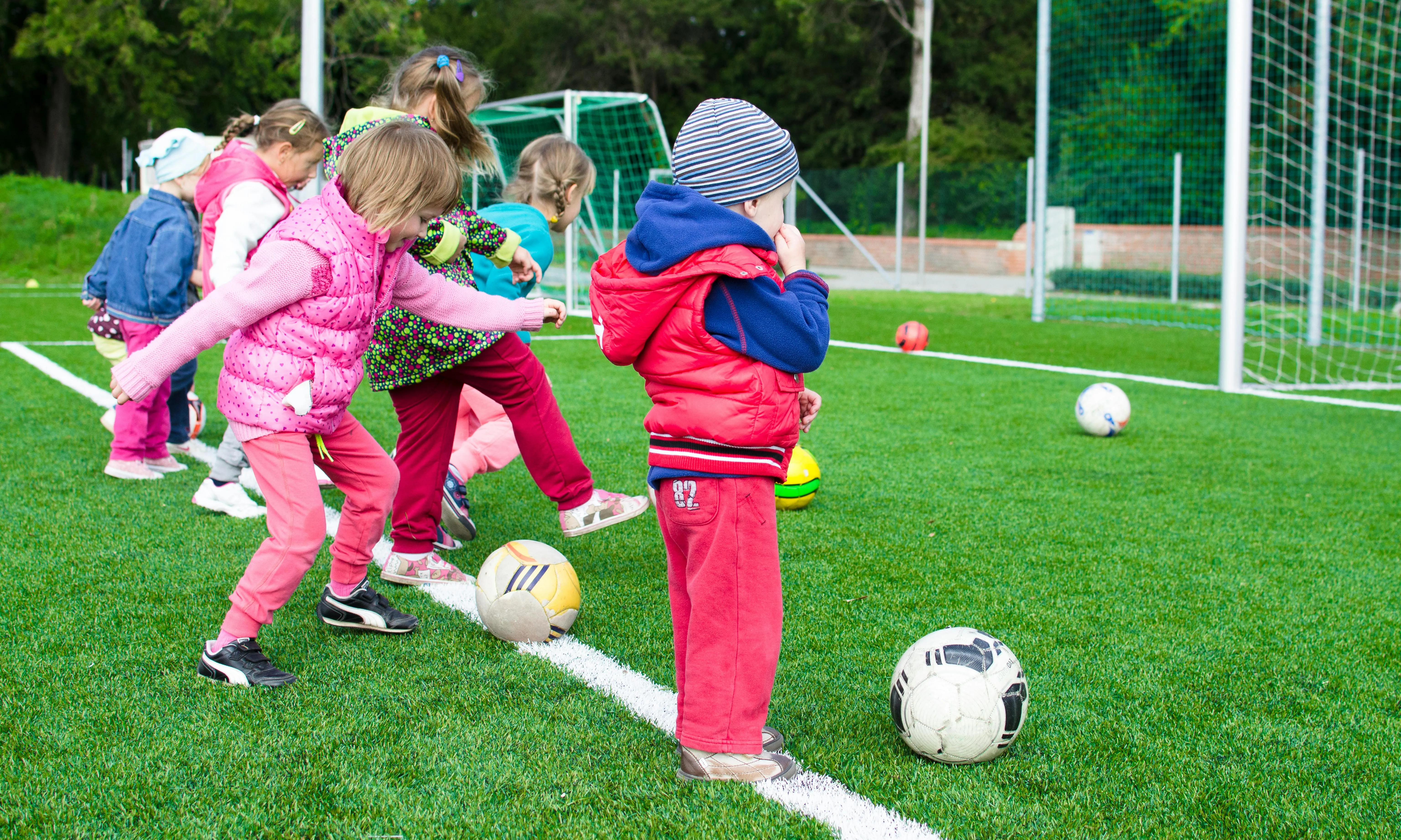 Infants en un camp xutant pilotes