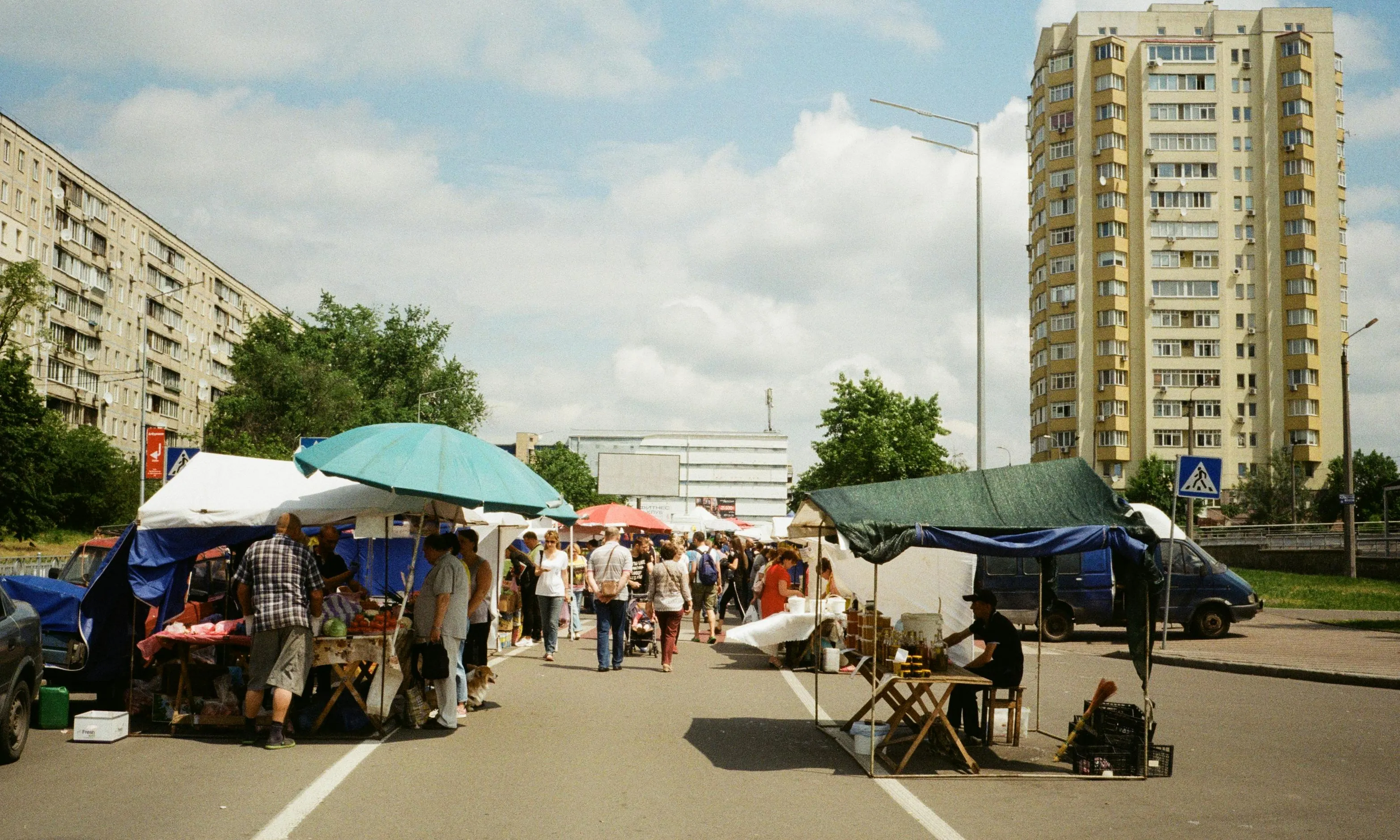 Mercat de segona mà al mig d'un carrer Mercat de segona mà al mig d'un carrer