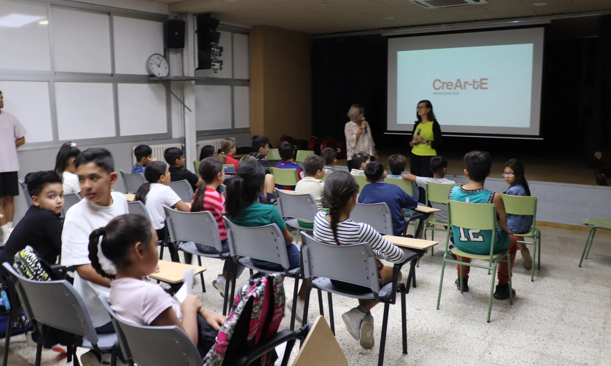 Inici de la presentació a la sala d’actes de l’institut Eugeni d’Ors