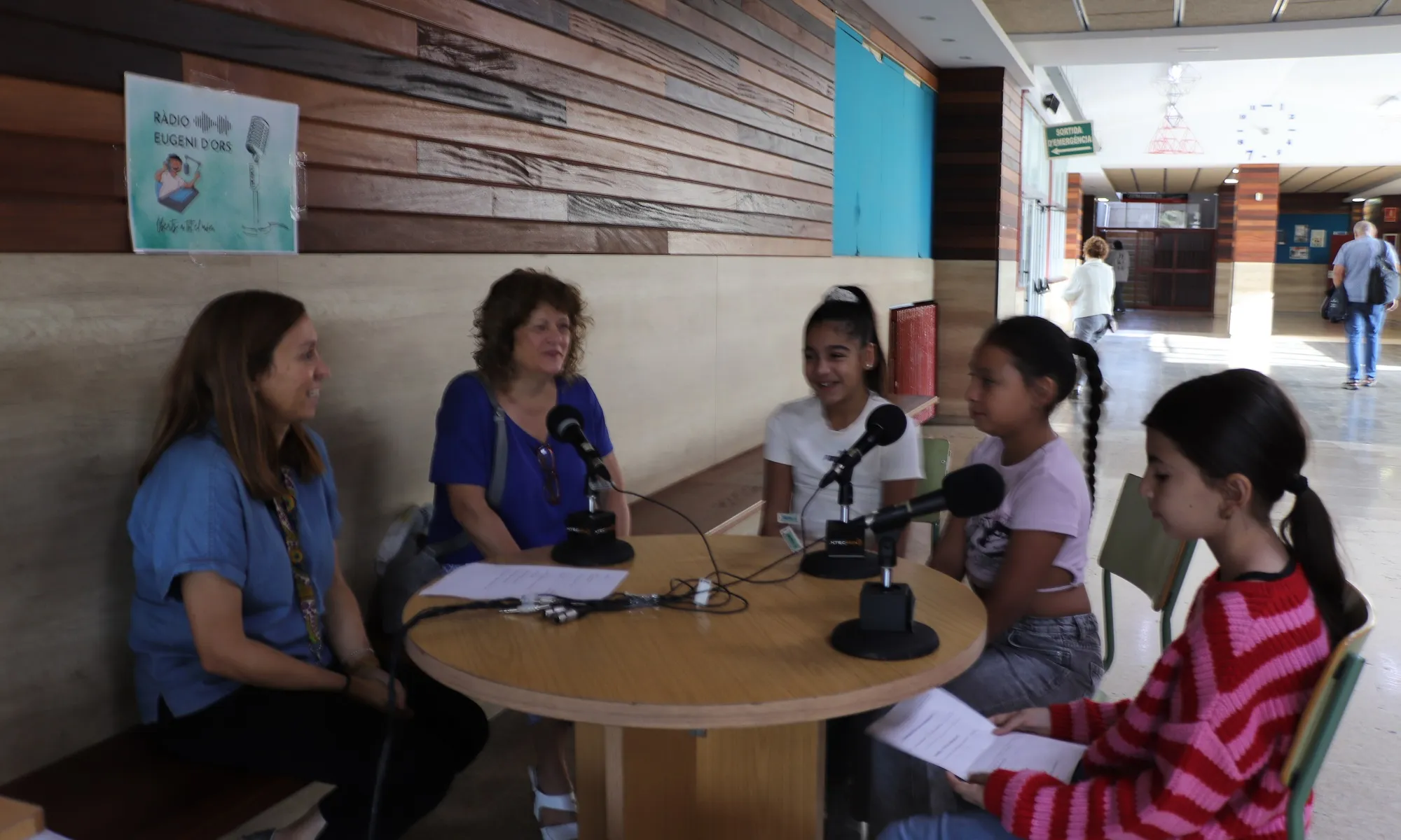 Gravació del programa de ràdio en viu, al vestíbul de l’institut Eugeni d’Ors