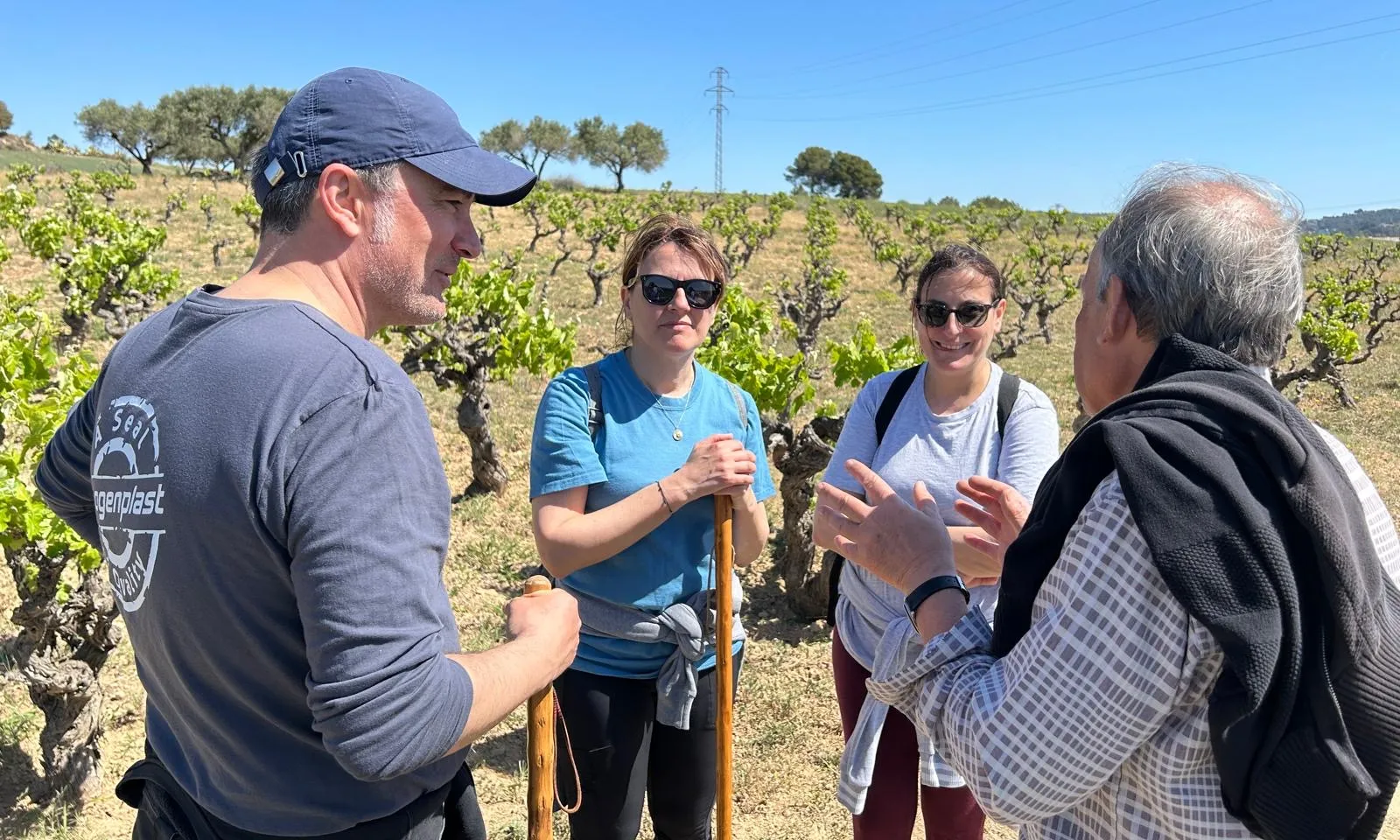 Membres de l'entitat, en una visita a la vinya de Can Xercavins.