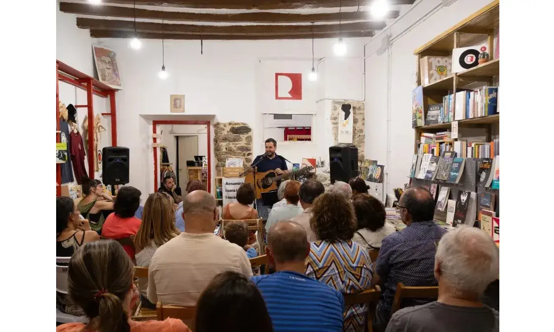 Foto d'un acte musical a la llibrería El Refugi