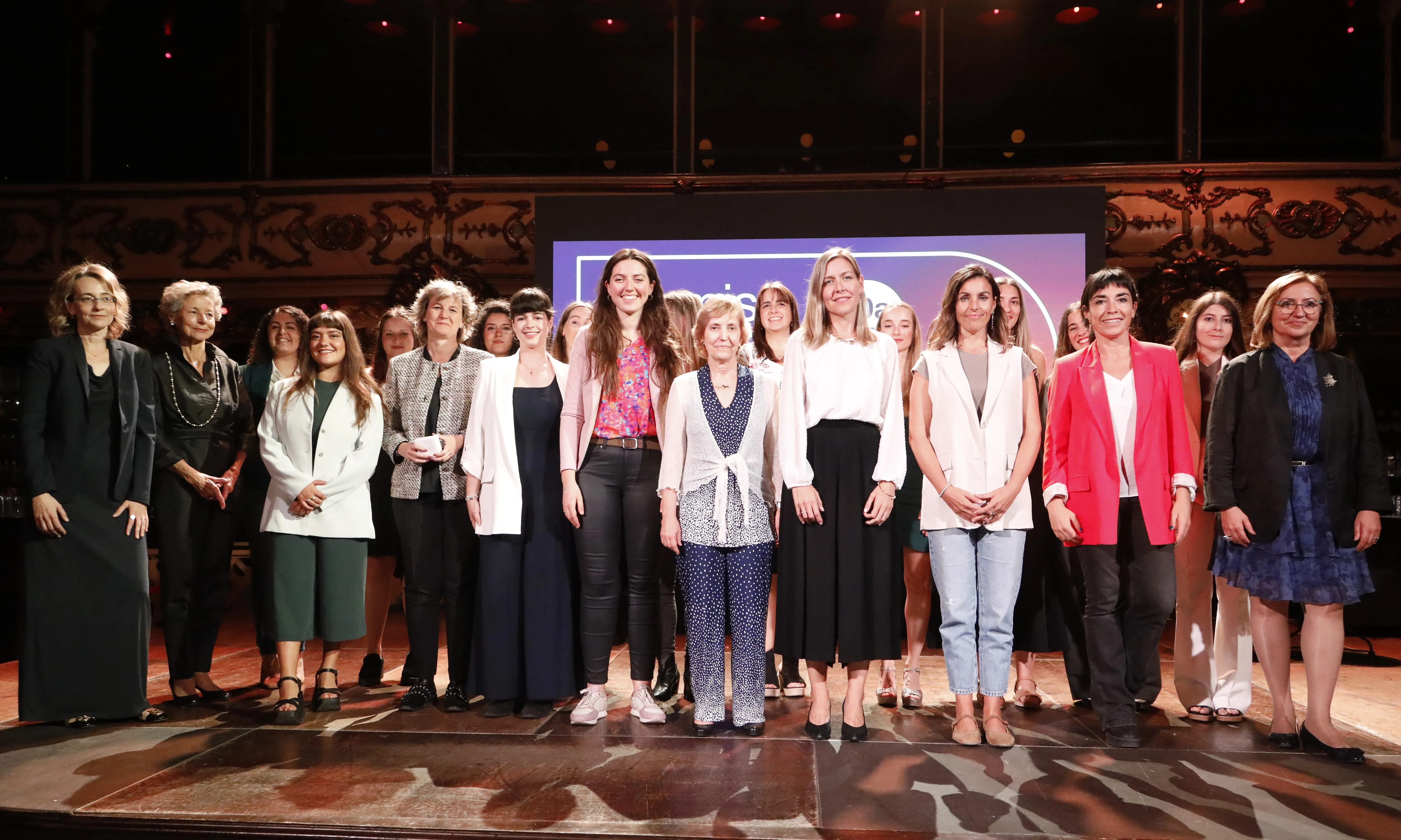 Les guardonades amb els premis 'DonaTIC’ 2024 durant la cerimònia d'entrega de les condecoracions a la sala ‘La Paloma’. Font: TIC Catalunya.