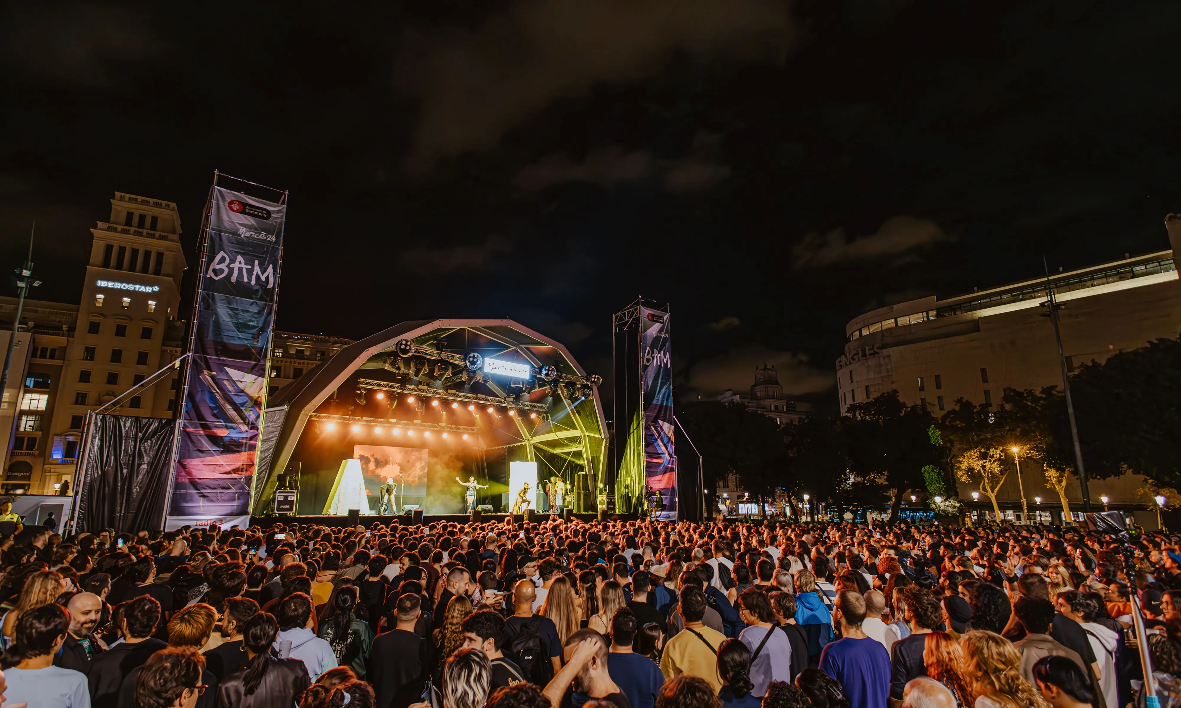 Futuroa a Plaça Catalunya dintre de la programació BAM 2024