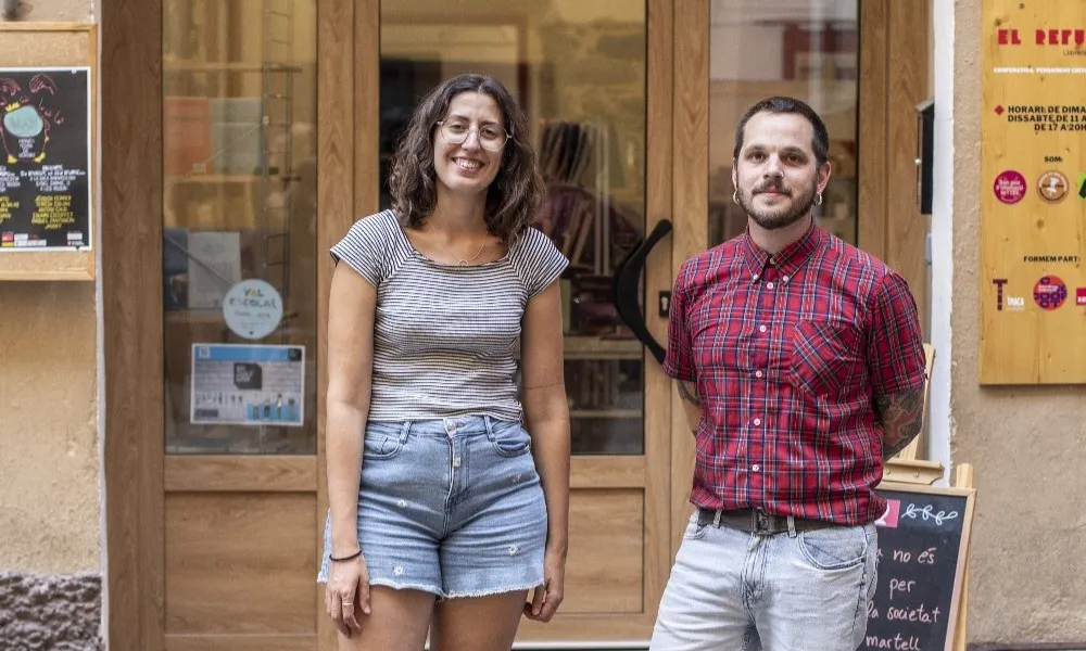 Miquel i Eva davant d'El Refugi a La Seu d'Urgell. 