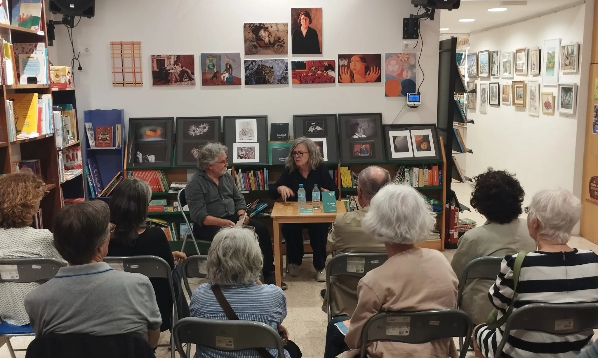 Una de les activitats freqüents de la Cooperativa Rocaguinarda són les presentacions de llibres, com aquest amb Mercè Ibarz i Pep Novellón. Font: @rocaguinarda_coop.