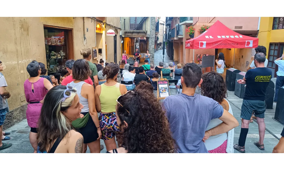 Foto d'una sessió participativa davant de la llibrería El Refugi