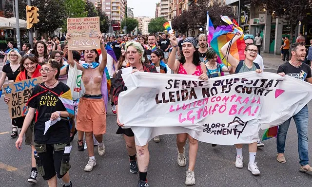 En una societat heteronormativa, les persones LGBTIQ+ tenen més probabilitats d’assistir a teràpia per millorar la seva salut mental. Font: Colors de Ponent