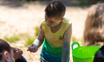 Un nen gaudeix d'activitats de lleure educatiu a l'estiu