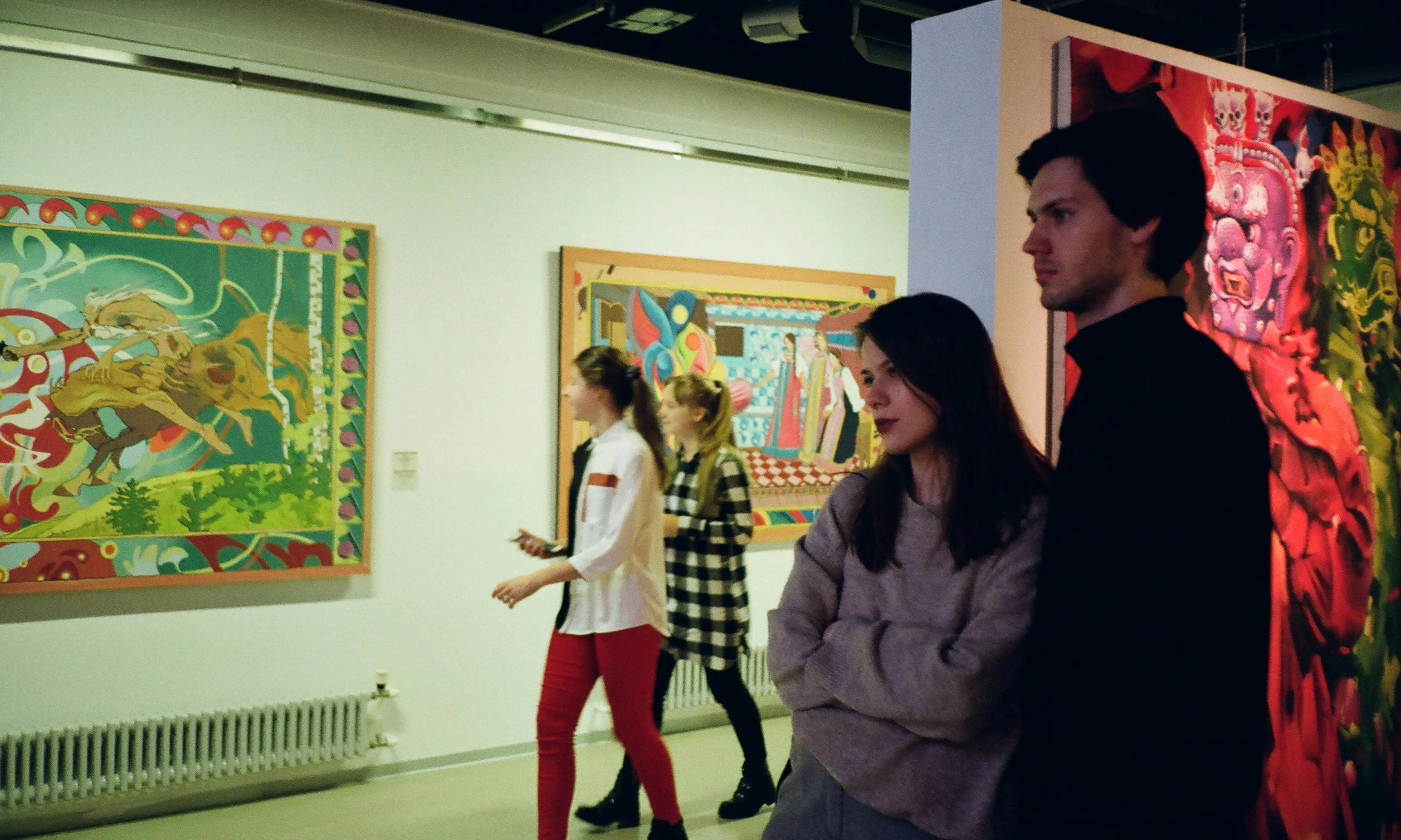 Persona jove explicant en un museu. Font: Pexels - Darya Sannikova