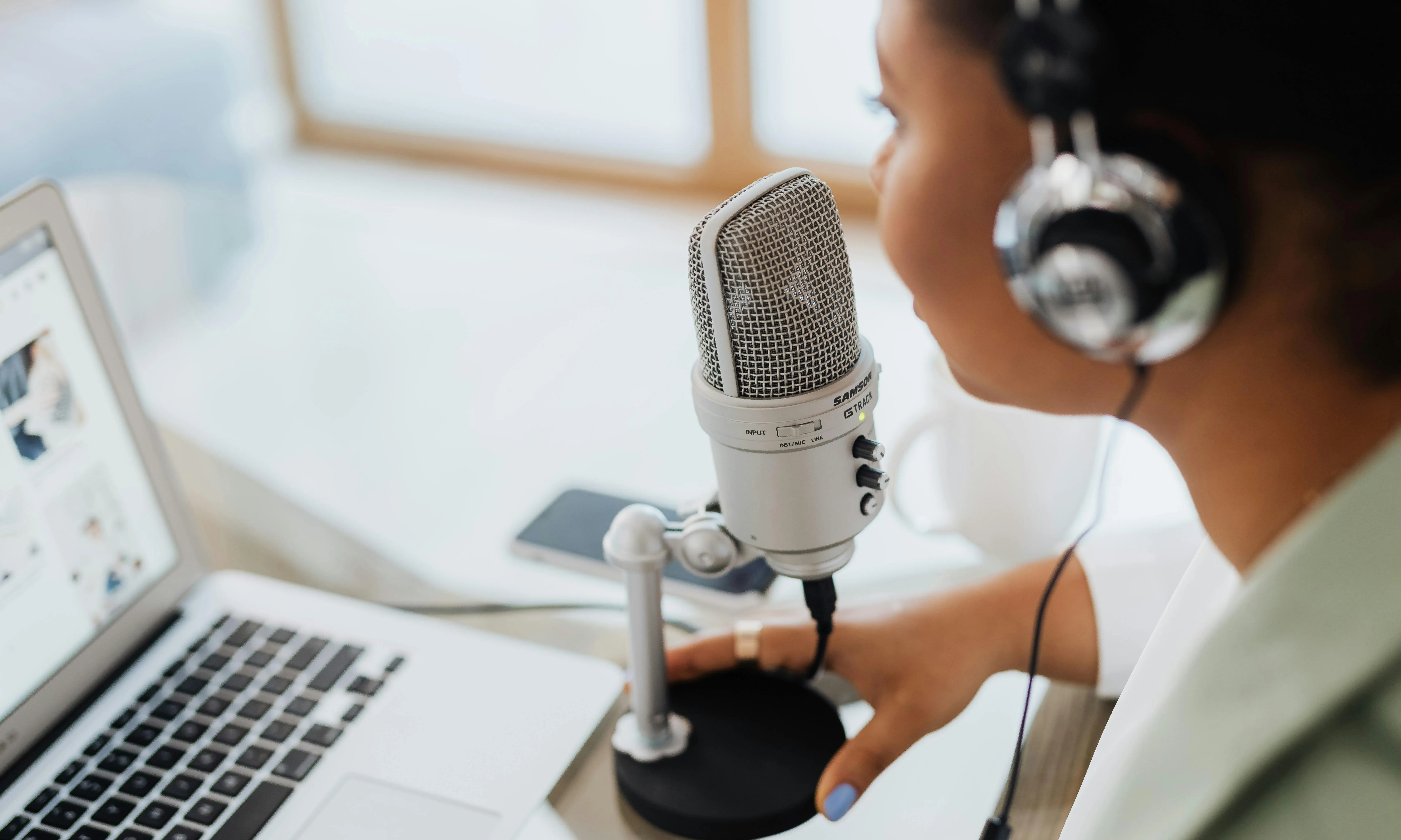 Noia parlant per la radio. Font: Pexels - Kaboompics.com
