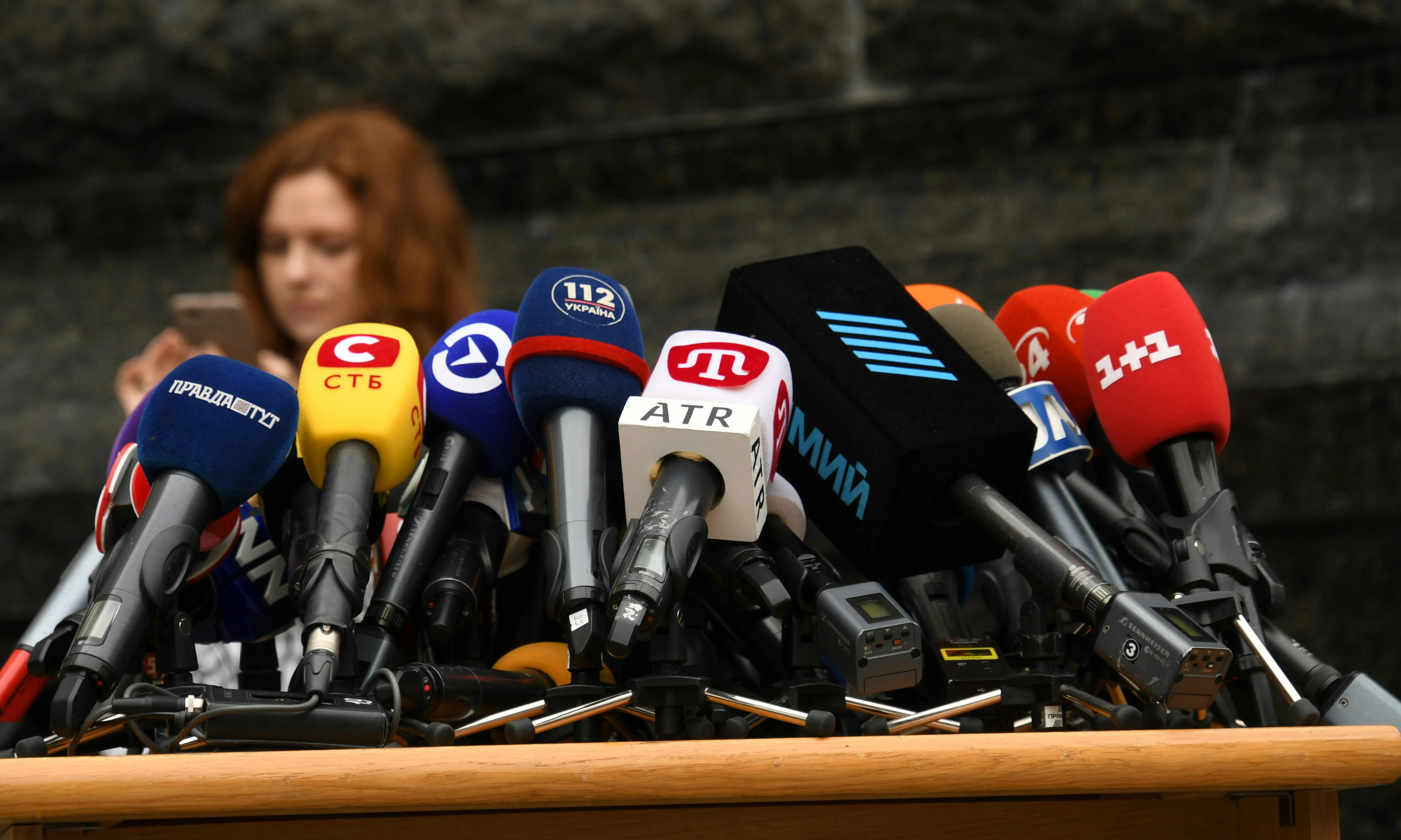 Taula plena de micròfons de premsa. Font: Pexels - Yunus Erdogdu