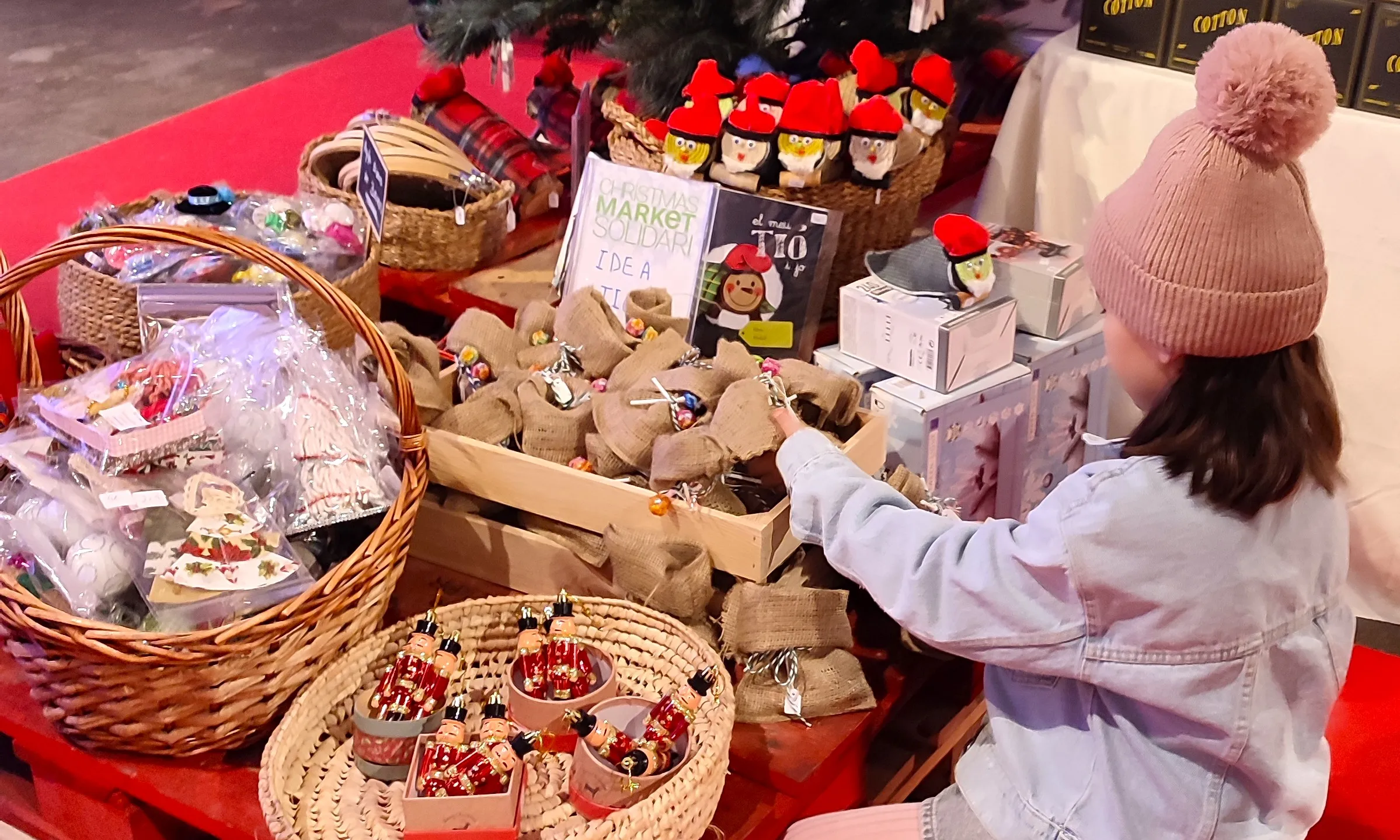 Nena visita el Christmas Market Solidari de la Fundació Villavecchia
