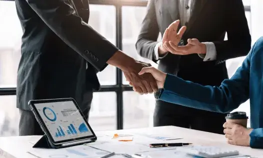 Les entitats d'assegurances ètiques no inverteixen en la indústria vinculada a les armes. Font: Canva.