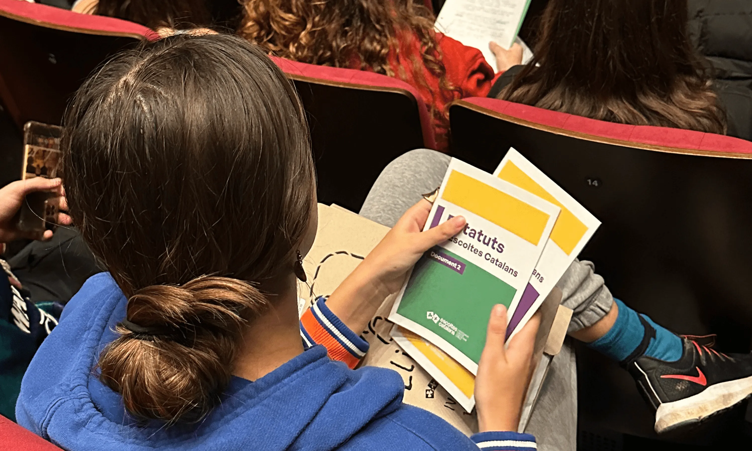 Una cap d'Escoltes Catalans preparada per votar un dels punts de l'AGO celebrada a Viladecans.