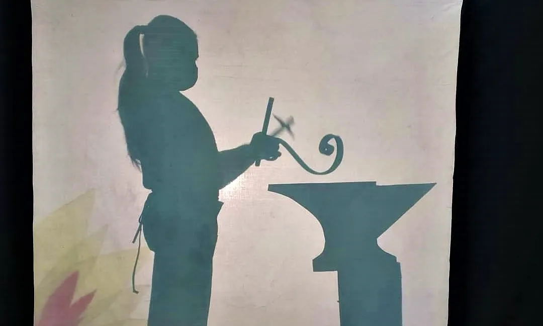 L'Associació Carabutsí proposa un espectacle familiar d'ombres gitanes sobre la història de l'arribada d'aquest poble a Barcelona. Font: Associació Carabutsí / Instagram @cclasedeta