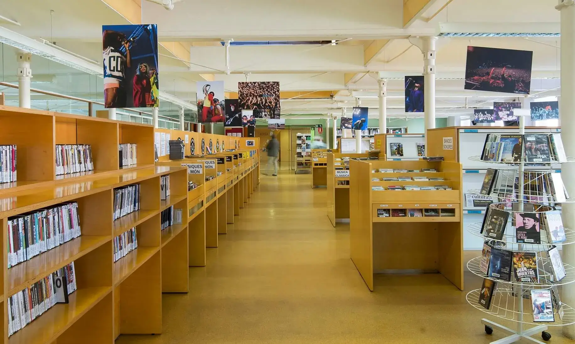 Les biblioteques de Barcelona serveixen com a punts de recollida de productes per enviar a les damnificades.