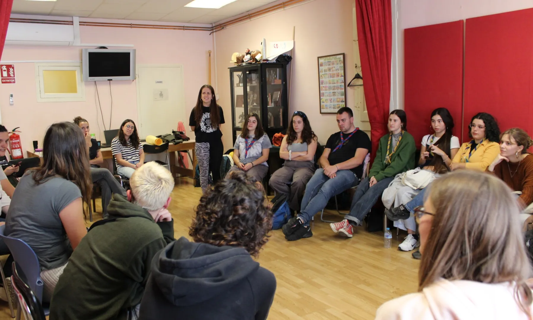 Joves voluntaris participen d'un taller durant la realització de la Guspira.