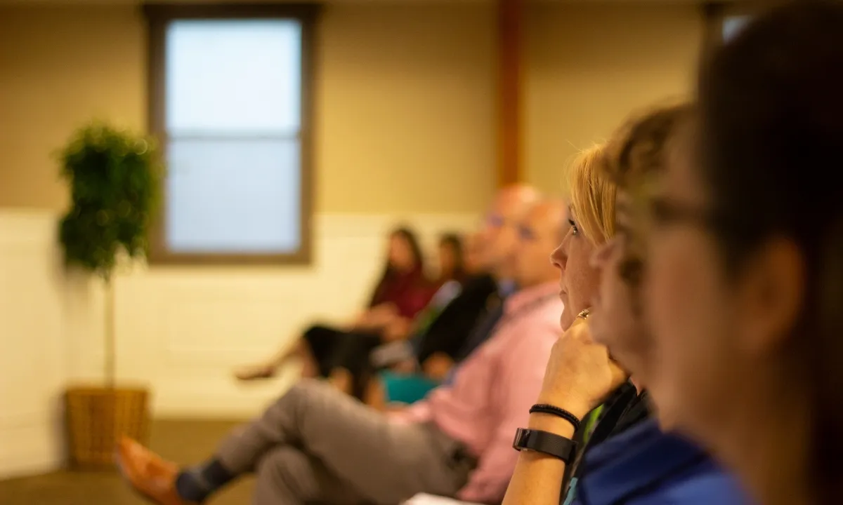 Foto de persones assistent a una formació.
