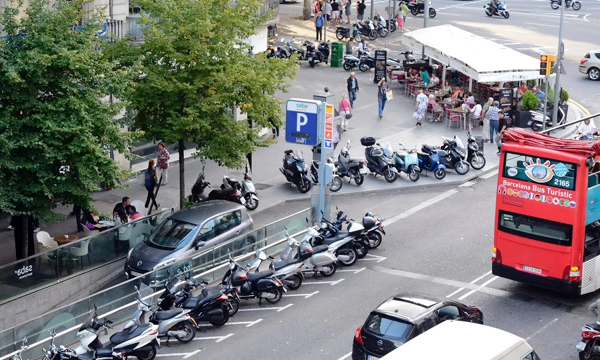‘Recuperem les voreres’ demana incloure la prohibició a la nova ordenança de circulació per treure les motos de les voreres.