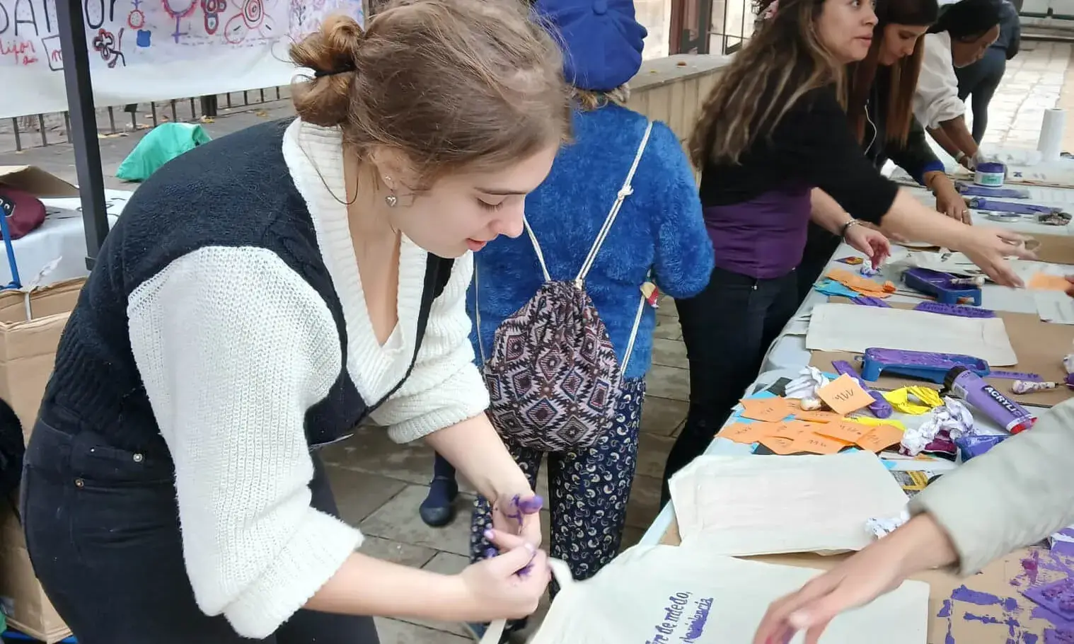 Algunes de les participants en l'activitat d'estampació de bosses de tela. Font: Colectic.