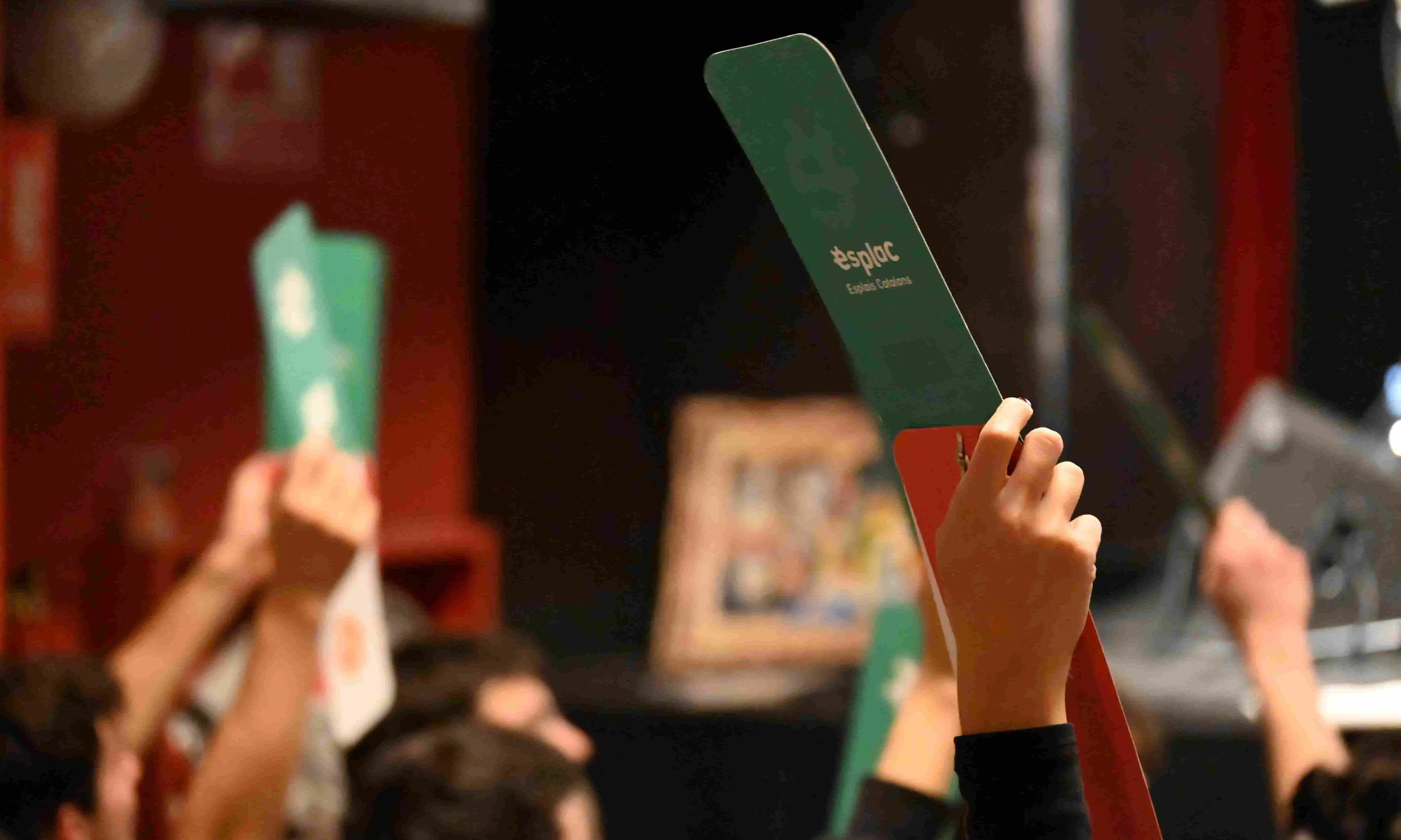 Votació a mà alçada a l'AGO d'Esplais Catalans 2024.