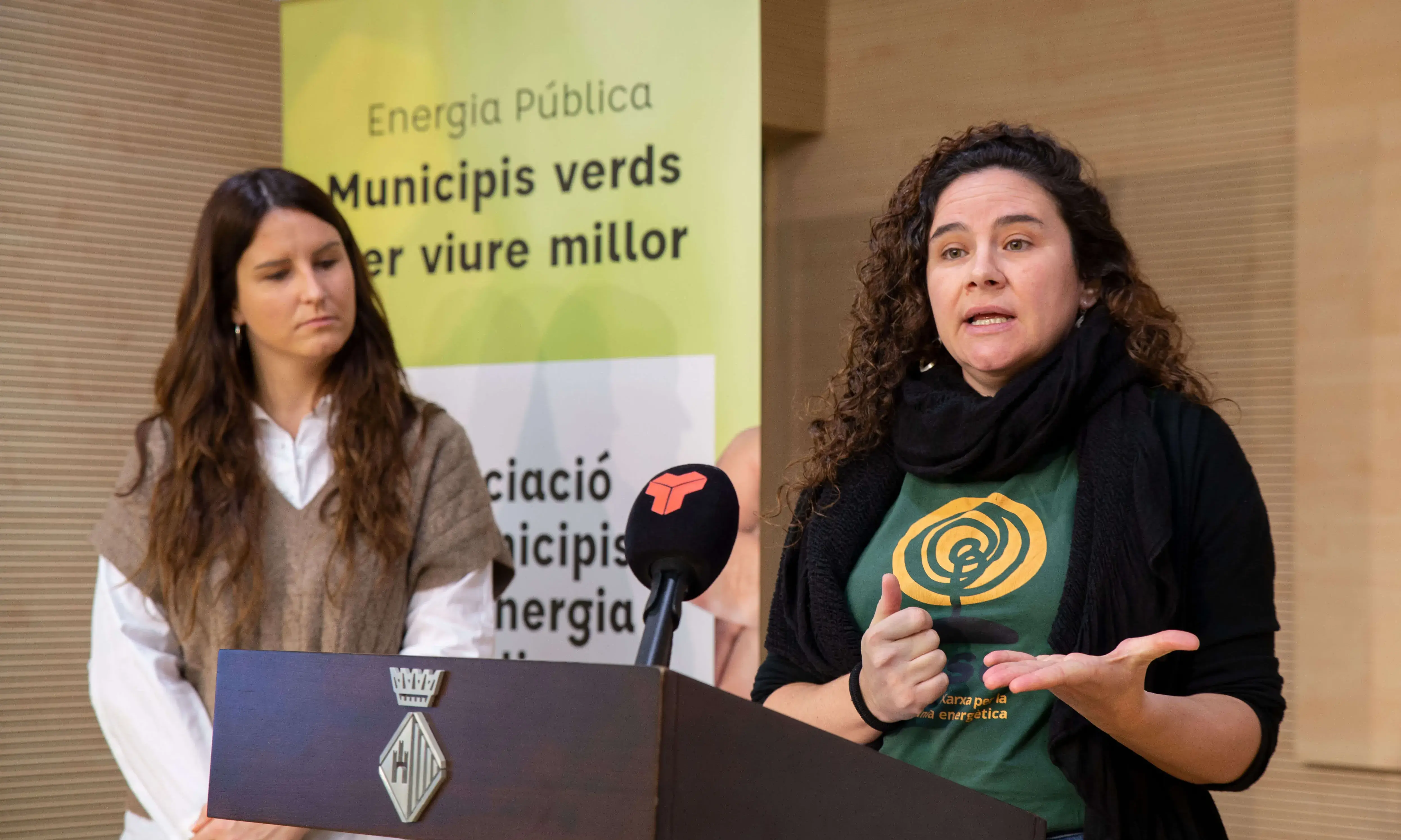Patrícia Reche, presidenta de l’Amep, i Irene González, membre de la Xse, durant la presentació del decàleg. Font: Amep.