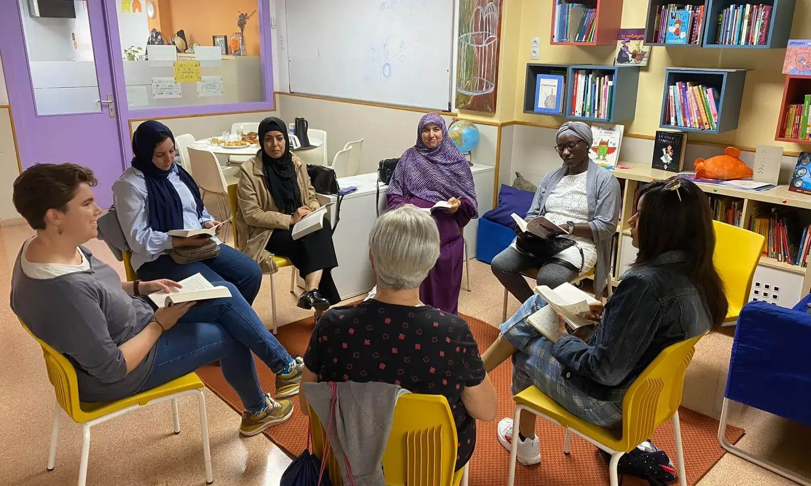 Foto de les membres del club de lectura comunitària de la Fundació Salut Alta a l'octubre del 2024.