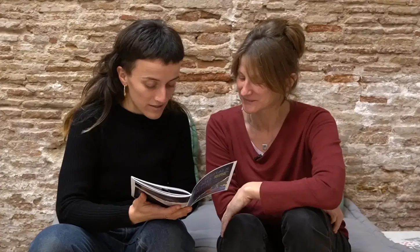 Gemma Ramírez i Mònica Garriga, impulsores de la guia, llegint el document. Font: Colectic.