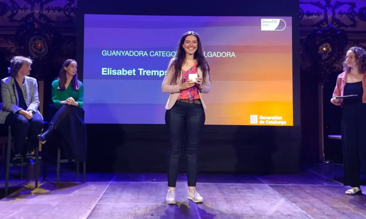 Elisabet Tremps amb el seu guardó durant la cerimònia d'entrega dels Premis DonaTIC 2024. Font: TIC Catalunya.