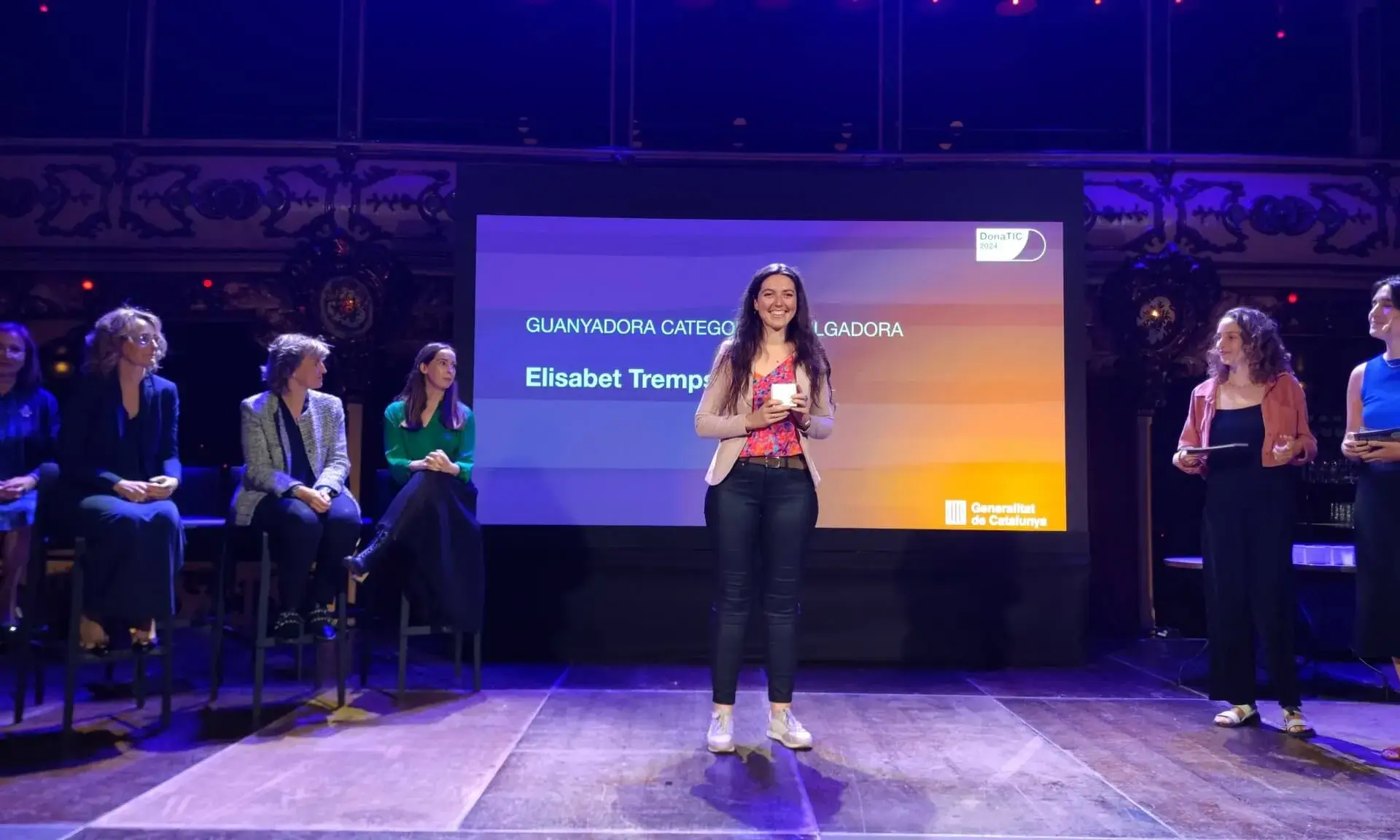 Elisabet Tremps amb el seu guardó durant la cerimònia d'entrega dels Premis DonaTIC 2024. Font: TIC Catalunya.
