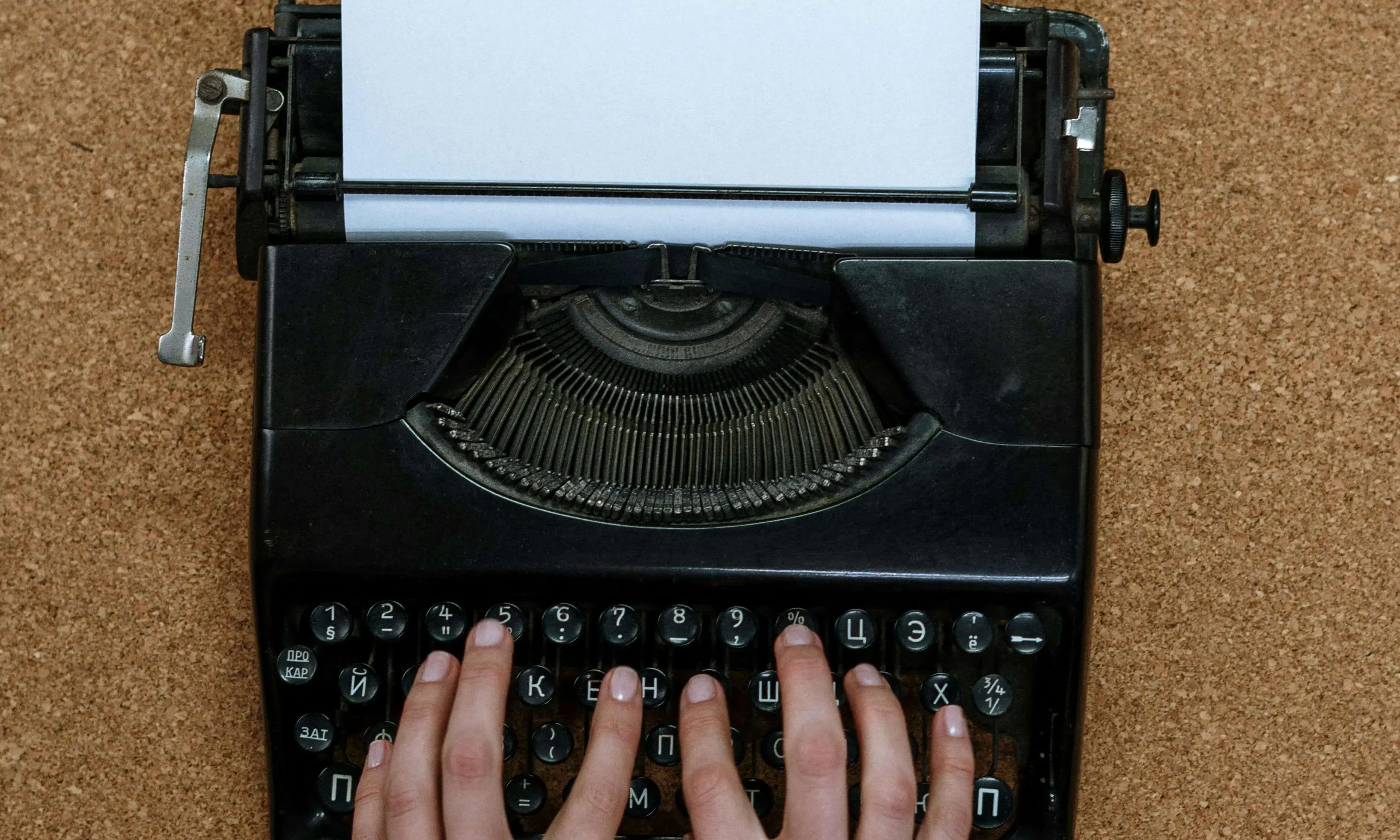 Mans escrivint amb màquina d'escriure. Font: Pexels 