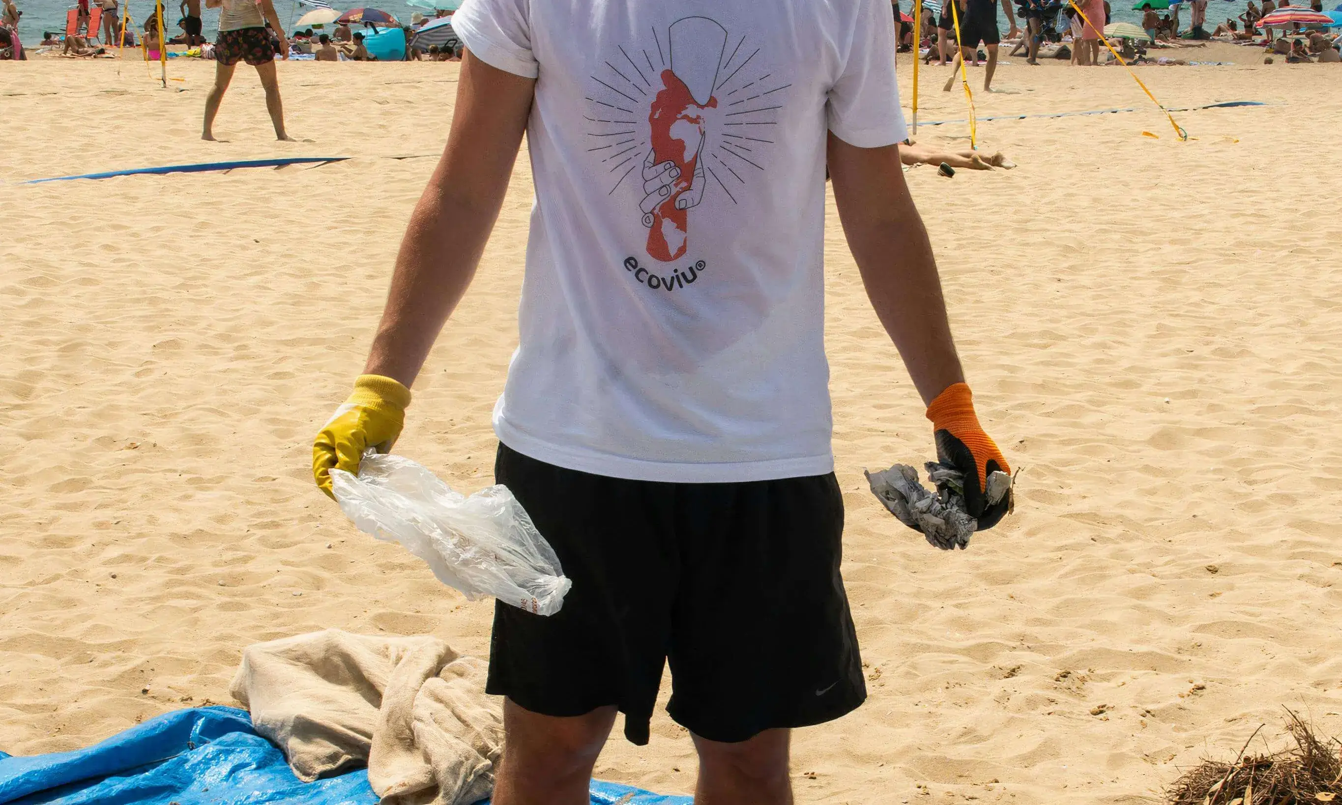 Noi jove fent neteja brossa i inventari del que troba a una platja. Font: Pexels -  Ecoviu TEAM